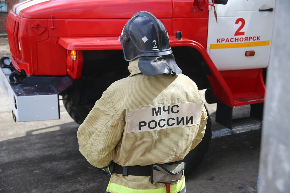 В Красноярске возле Качи сгорел старый деревянный дом