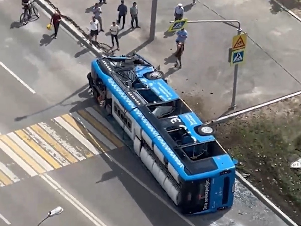 Электробус врезался в матчту освещения и перевернулся на востоке Москвы -  KP.RU