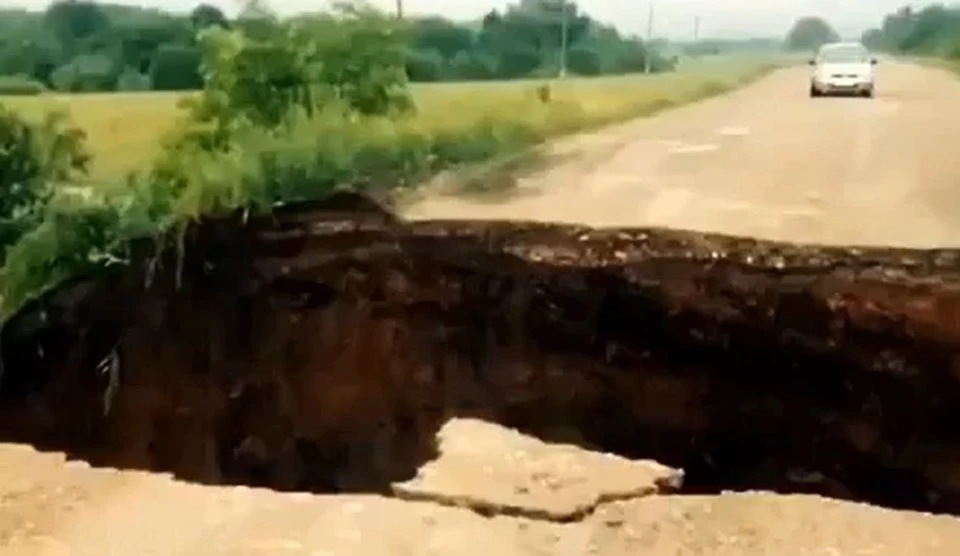 Провал дороги образовался в Миякинском районе. Фото: соцсети