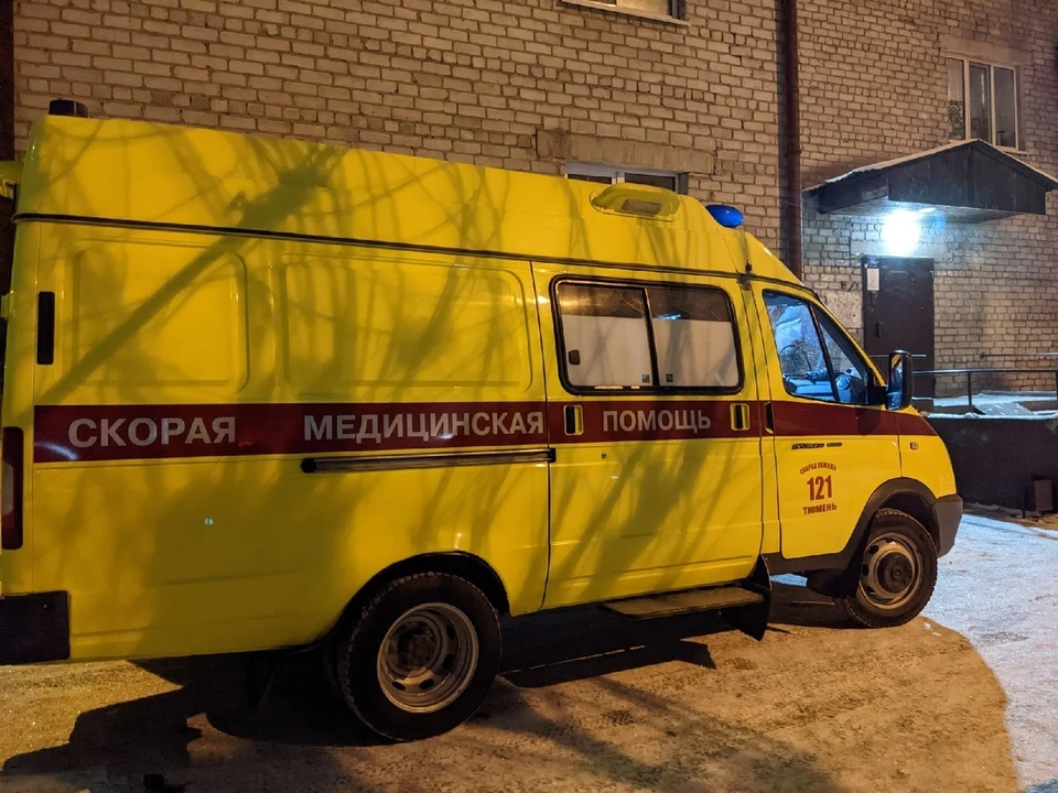 В Тюмени из окна многоэтажки на Новоселов выпал 24-летний парень.