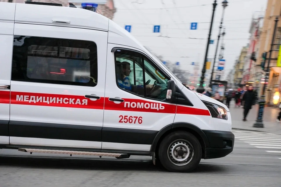 Двухлетнего малыша госпитализировали в больницу после падения из коляски в автобусе в Петербурге.