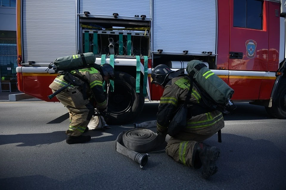 Пожарные на протяжении двух часов тушили огонь