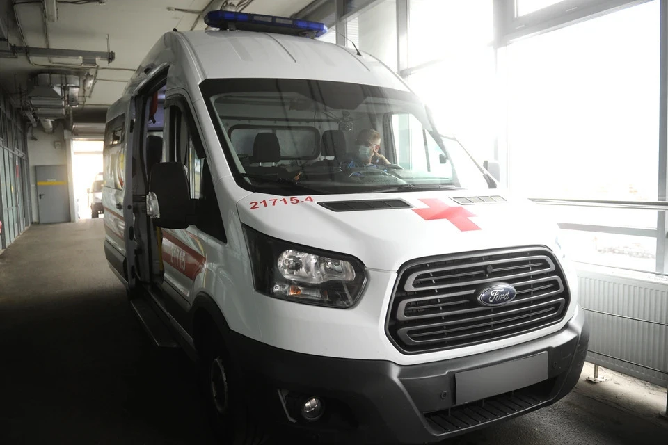 Десять человек пострадали из-за схода с рельсов пассажирского поезда в Коми