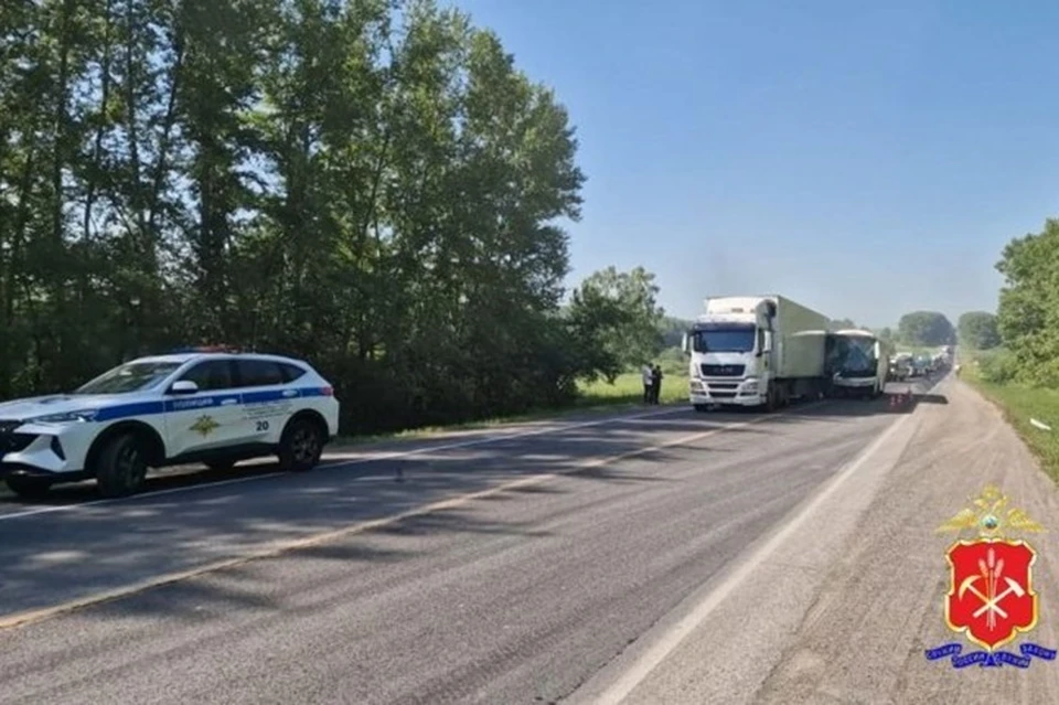 На Кузбассе автобус с десятками пассажиров врезался в грузовик Фото: полиция Кузбасса
