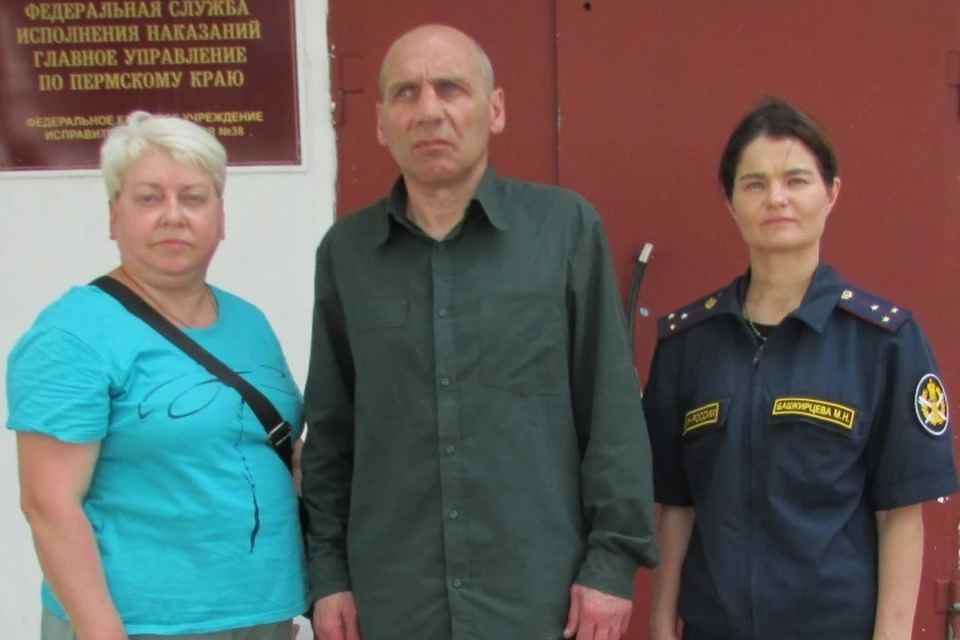 Встреча у стен колонии была бесконечно трогательной, с теплыми объятиями и слезами на глазах у брата и сестры. Фото: ГУФСИН России по Пермскому краю.