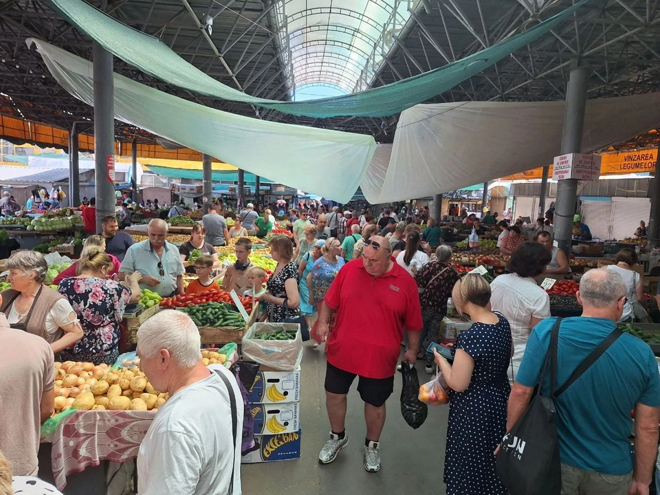 На Центральном рынке полно народу, но продавцы жалуются на плохую торговлю.