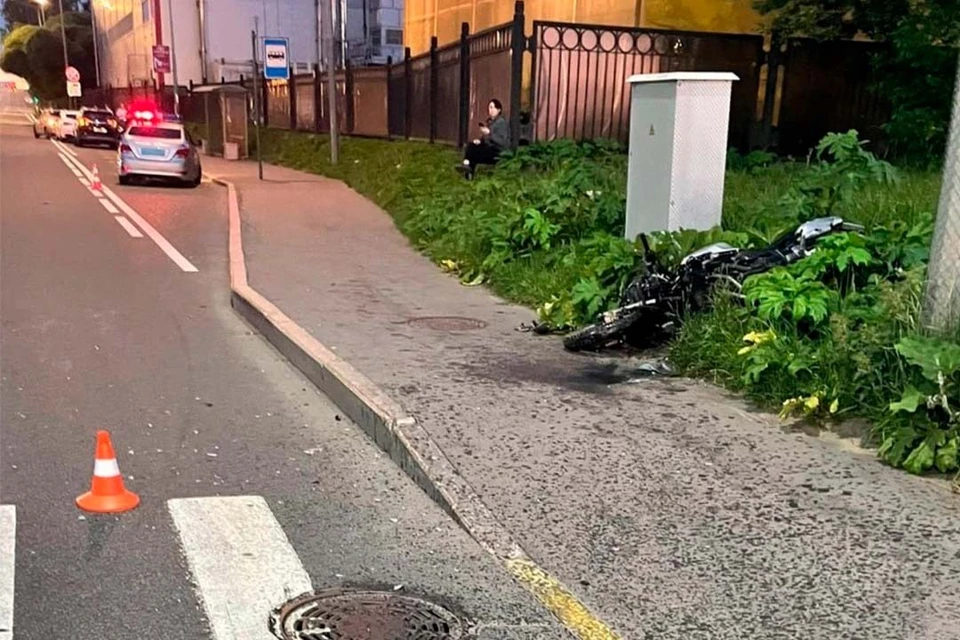 Байкера отправили в больницу в тяжелом состоянии. Фото: t.me/ugibdd78