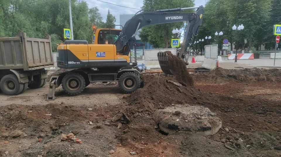 Продолжается реконструкция улицы Октябрьской революции на участке от Ленина до Цюрупы.