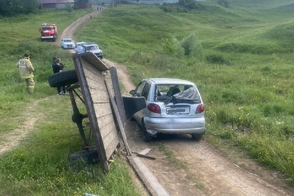Мотоблок врезался в легковушку, которая ехала впереди него. Фото: ГИБДД Чувашии