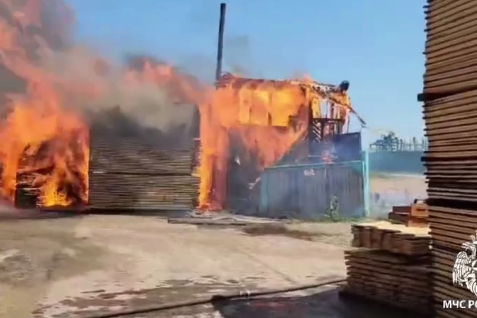 Крупный пожар разгорелся на складе в Братске.