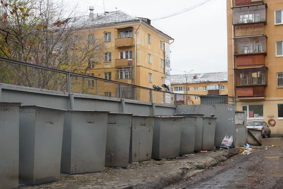 По словам горожан, мусор разбросан от проспекта Ворошиловского до проспекта Кировского.