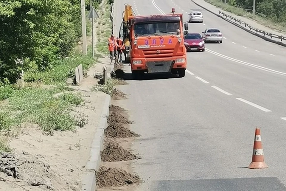 В Луганске в период с 24 по 30 июня сотрудники «ЛЭЛУА» очистили проезжие части от 500 тонн смета, наносов и ила. Фото - администрация Луганска