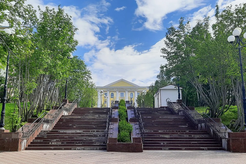 В центре Кировска разваливается лестница, ведущая к городскому Дворцу культуры. Фото: Прокуратура Мурманской области