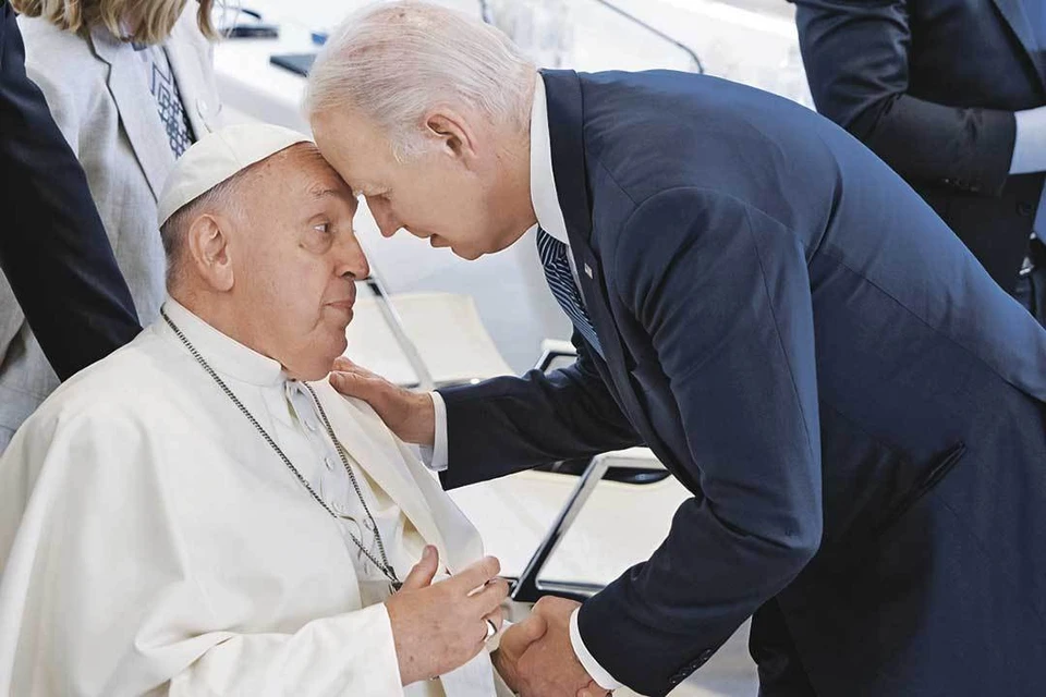 Байден вдруг начал «бодать» Папу Римского. Понтифик был, мягко говоря, удивлен. Фото: globallookpress.com/dpa/picture-alliance