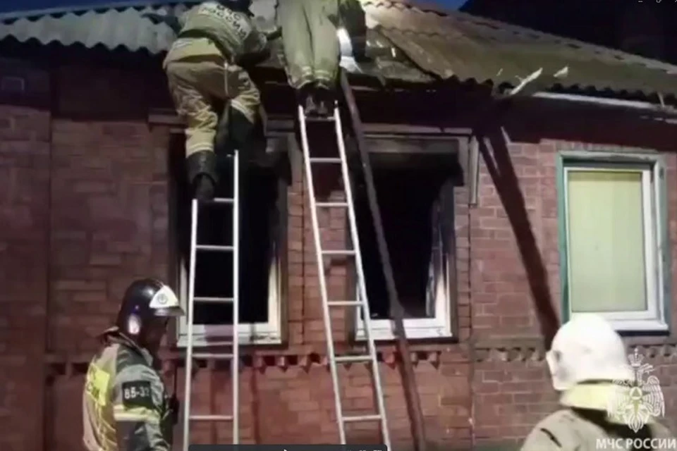 Пожар произошел на улице Ленинградской. Фото: пресс-служба ГУ МЧС России по Ростовской области
