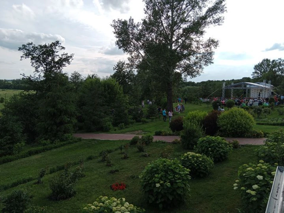 Курянам советуют носить головные уборы и пить больше воды