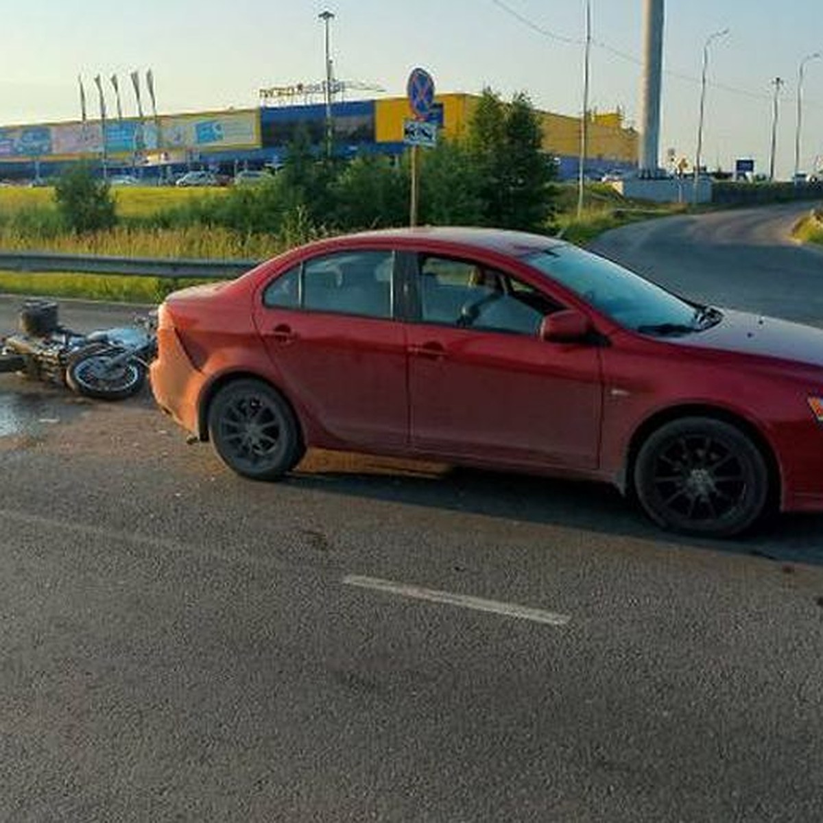 Мотоциклист врезался в легковушку в Вологде - KP.RU