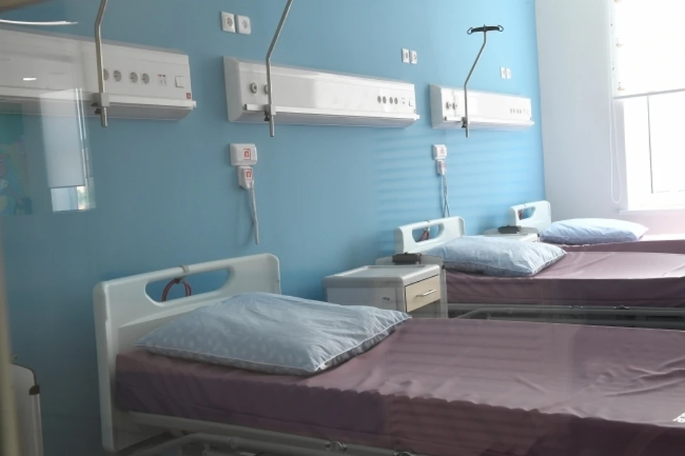 Пациент потерял много крови, он в тяжелом состоянии.