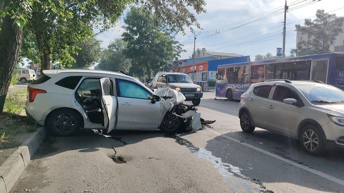 В Октябрьском районе Новосибирска в ДТП с автобусом погибла пассажирка  иномарки - KP.RU