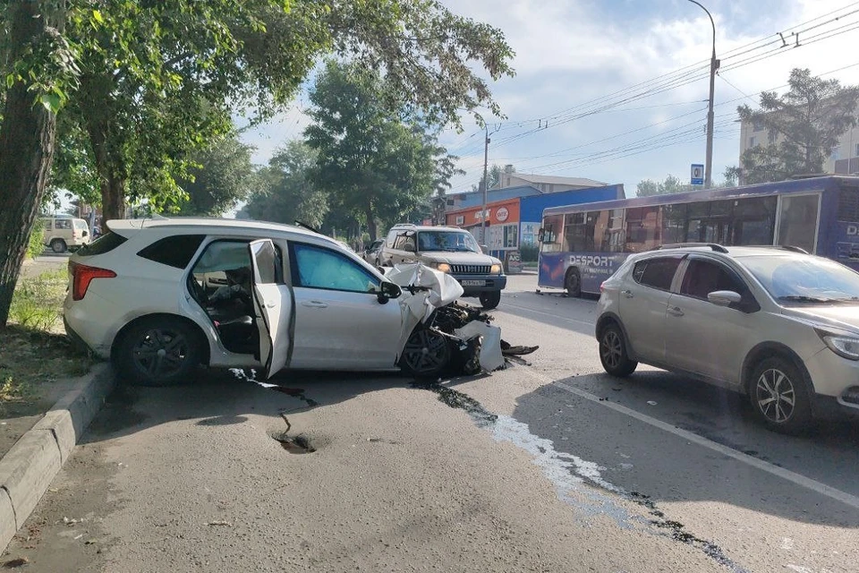 В Октябрьском районе Новосибирска в ДТП с автобусом погибла пассажирка иномарки. Фото: Госавтоинспекция НСО.