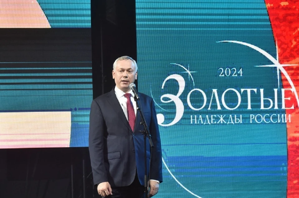 Губернатор Андрей Травников поздравил выпускников с успешным окончанием школы. Фото: правительство Новосибирской области.