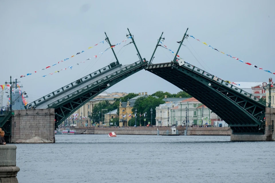 С начала июля разводку мостов отменяют уже второй раз.