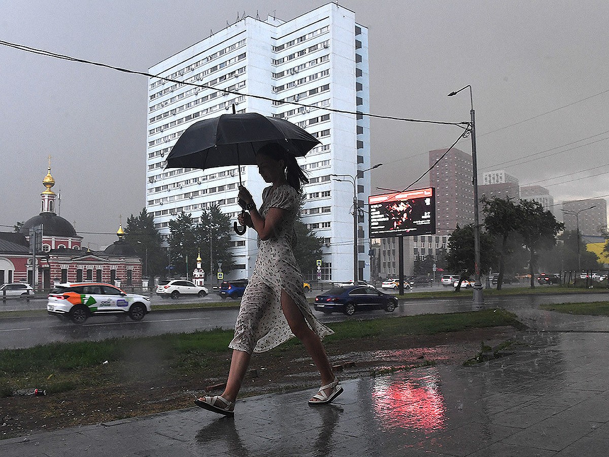 Небо почернело на глазах, над Москвой повис грозовой вал: Впечатляющие фото  и видео стихии - KP.RU