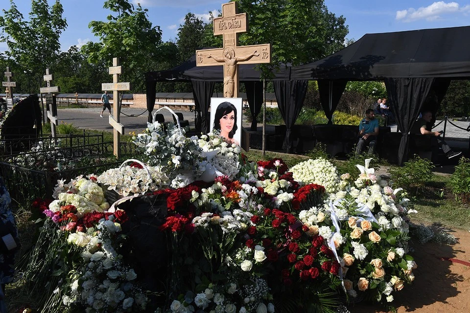 Могила Анастасии Заворотнкю утонула в цветах на 40-й день смерти актрисы