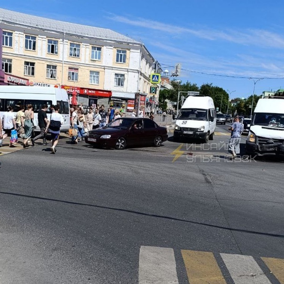 В центре Ульяновска на перекрестке произошло ДТП с маршруткой - KP.RU