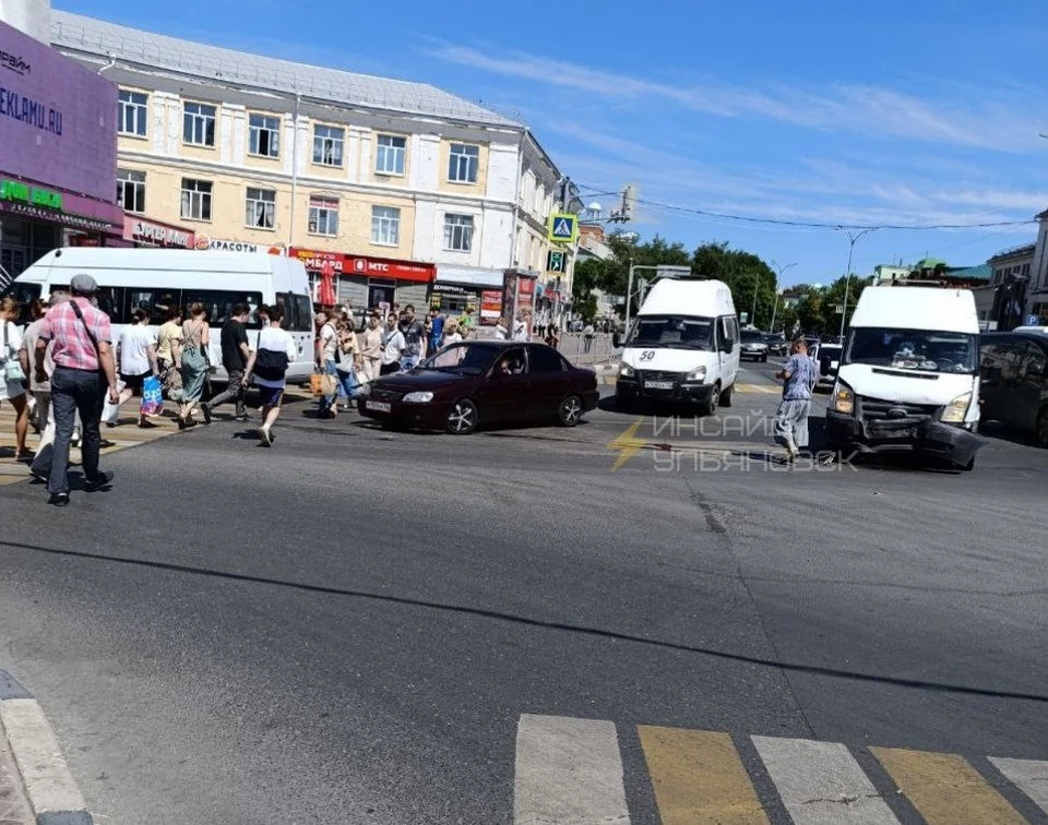 На перекрестке улиц Карла Маркса и Гончарова в Ульяновске случилось ДТП. Фото телеграм-канал Инсайд Ульяновск