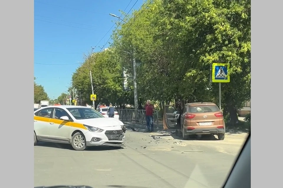 На улице Грибоедова столкнулись два легковых автомобиля. Фото: Дороги Рязани.