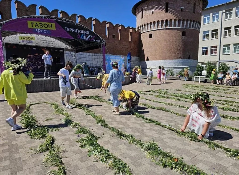 Венок из живых цветов 265 метров длиной сплели в Туле