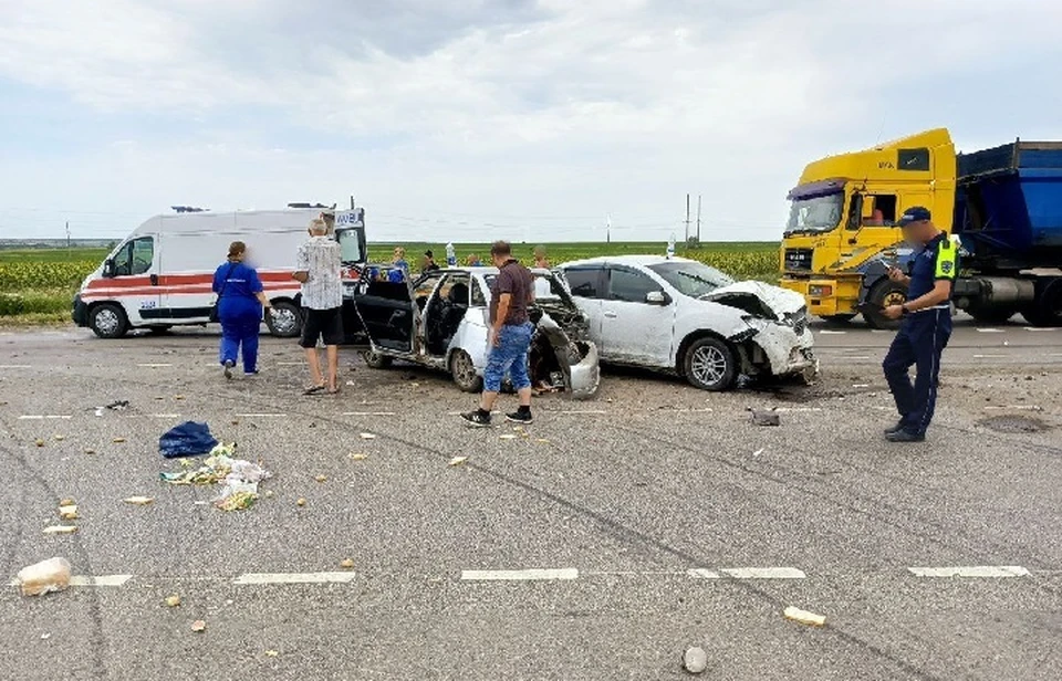 В Бердянском районе Запорожской области произошло ДТП с участием сразу трех автомобилей. ФОТО: Госавтоинспекция Запорожской области