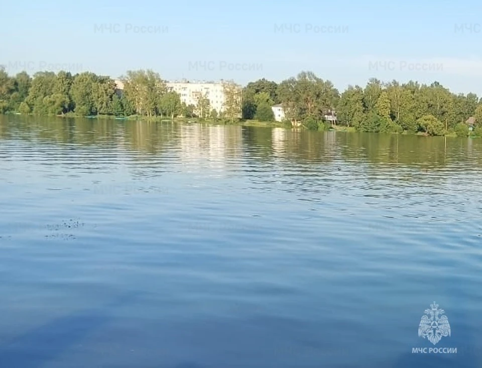 С поверхности озера Верхнего сняли тело человека