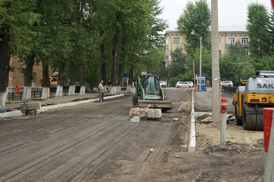 Приводят в порядок участок улицы Ленинградской по нацпроекту “Безопасные качественные дороги”.