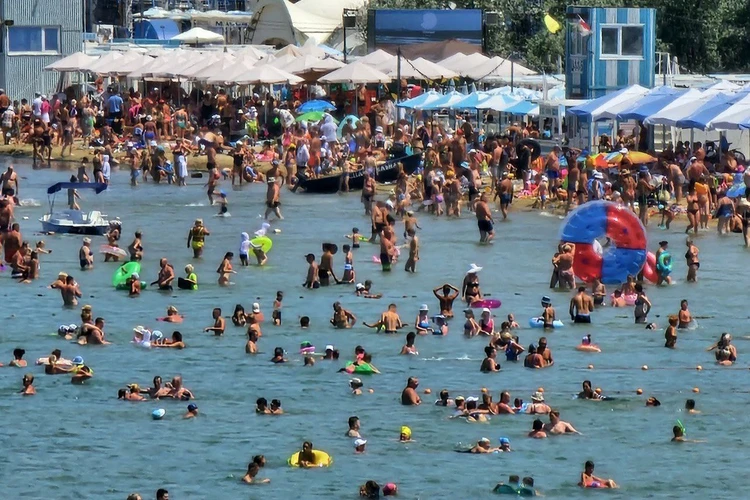 «Мест нет, совсем»: Обстановка на пляжах Анапы 9 июля 2024 года