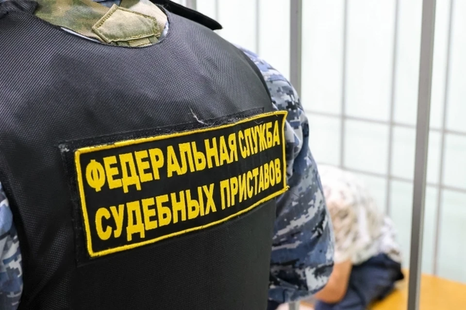 Мужчину нашли в одной из деревень Архангельского района и доставили в отделение судебных приставов.