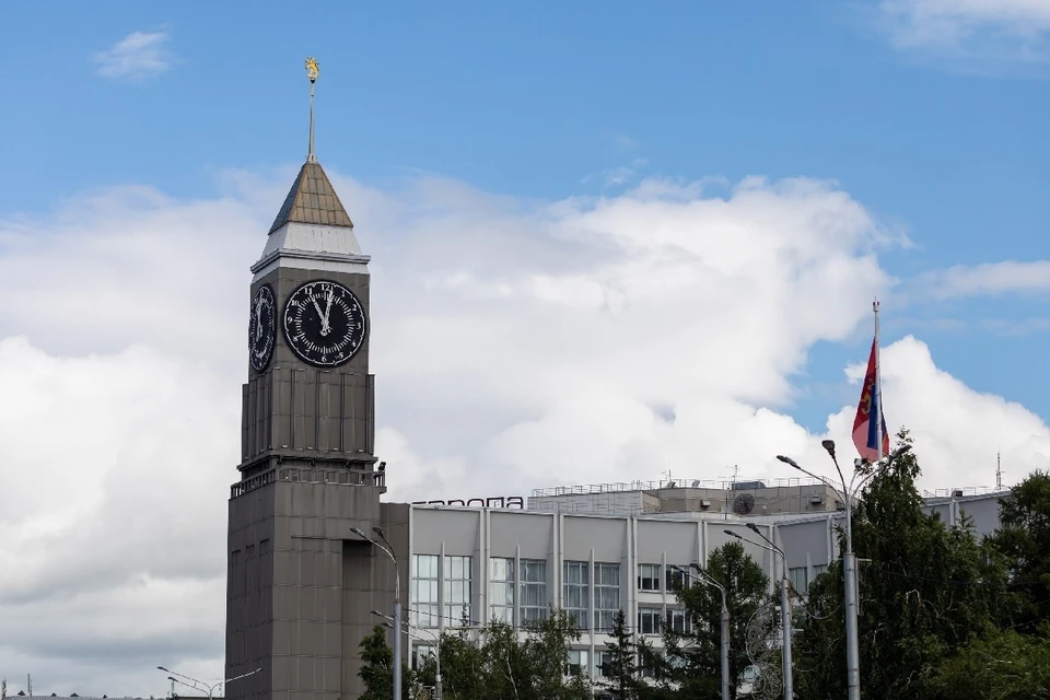 В Красноярске демонтируют огромную надпись на крыше администрации