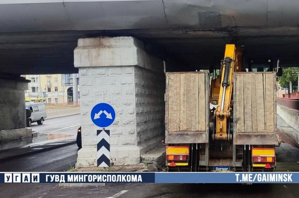 Грузовик застрял под путепроводом в Минске. Фото: УГАИ ГУВД Мингорисполкома.