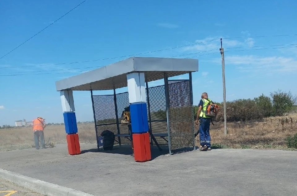 В Геническе рабочие местного ДЭУ провели санитарную уборку заездных карманов и автобусных остановок в Геническе. ФОТО: минтранс ХО