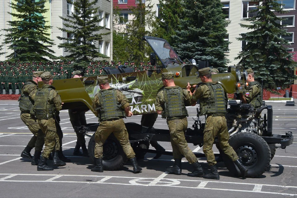 Имитируя отражения нападения противника, всего за четыре минуты военнослужащие разобрали автомобиль УАЗ на составные части