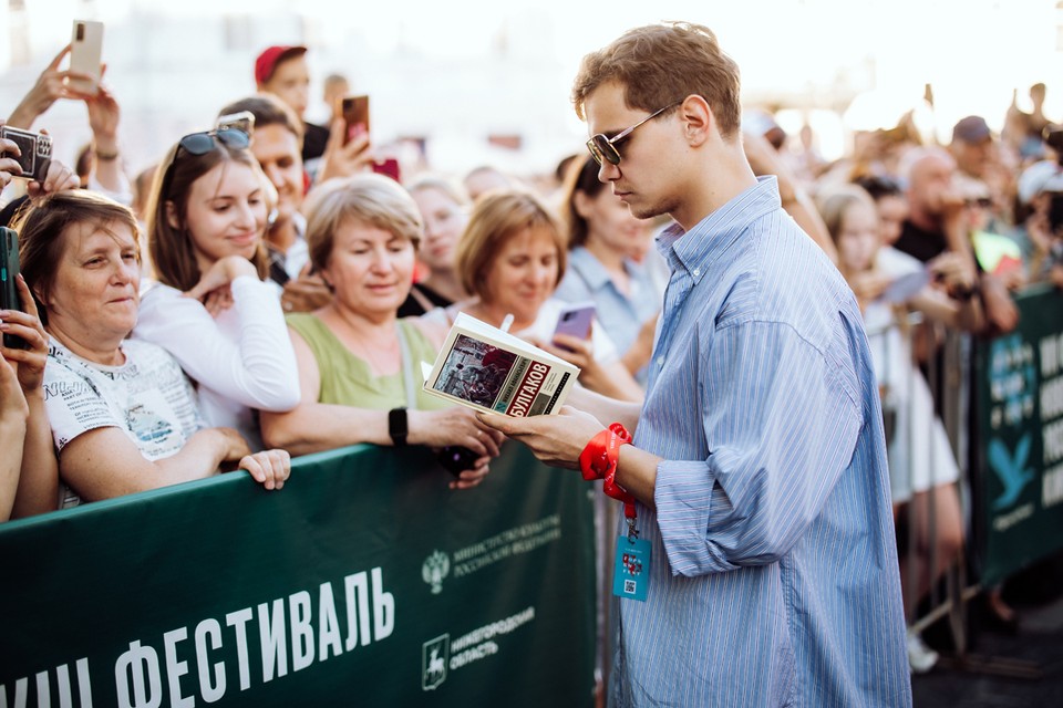 Турбо из «Слова пацана» пришел на открытие «Горький fest» в пижаме