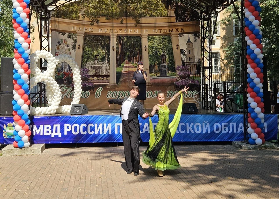 Сотрудники УМВД тоже спели на празднике.