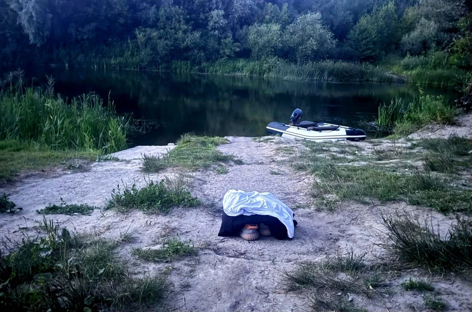 Мальчик пришел на пляж вместе с друзьями
