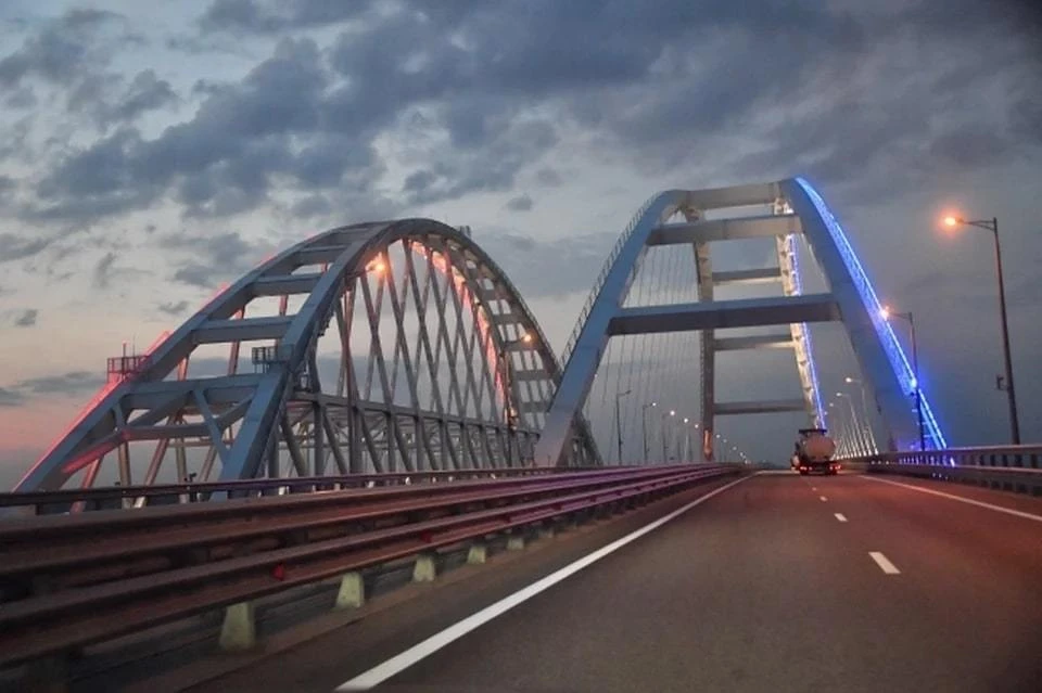 В пробке на Крымский мост стоит более 700 машин