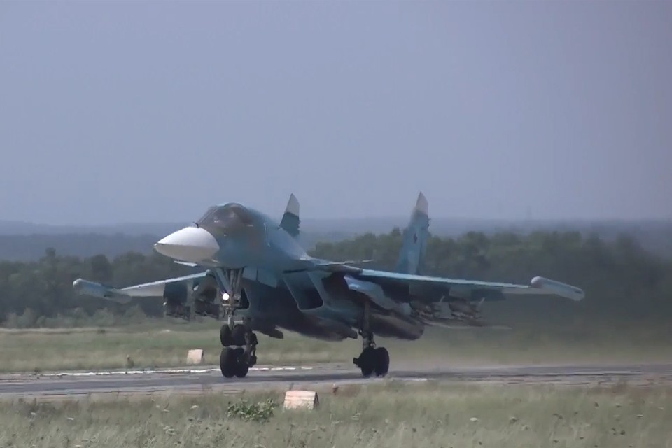 Летчики на Су-34 ударили тремя ФАБ-500 по сосредоточению подразделений ВСУ