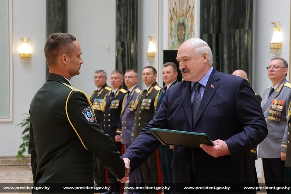 Лукашенко вручил генеральские погоны представителям высшего офицерского состава. Фото: president.gov.by.