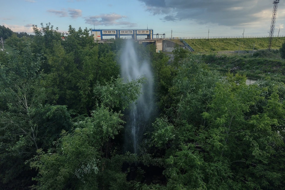 Струю воды можно заметить только со стороны многоэтажек, но не с дороги. Фото: читатель КП