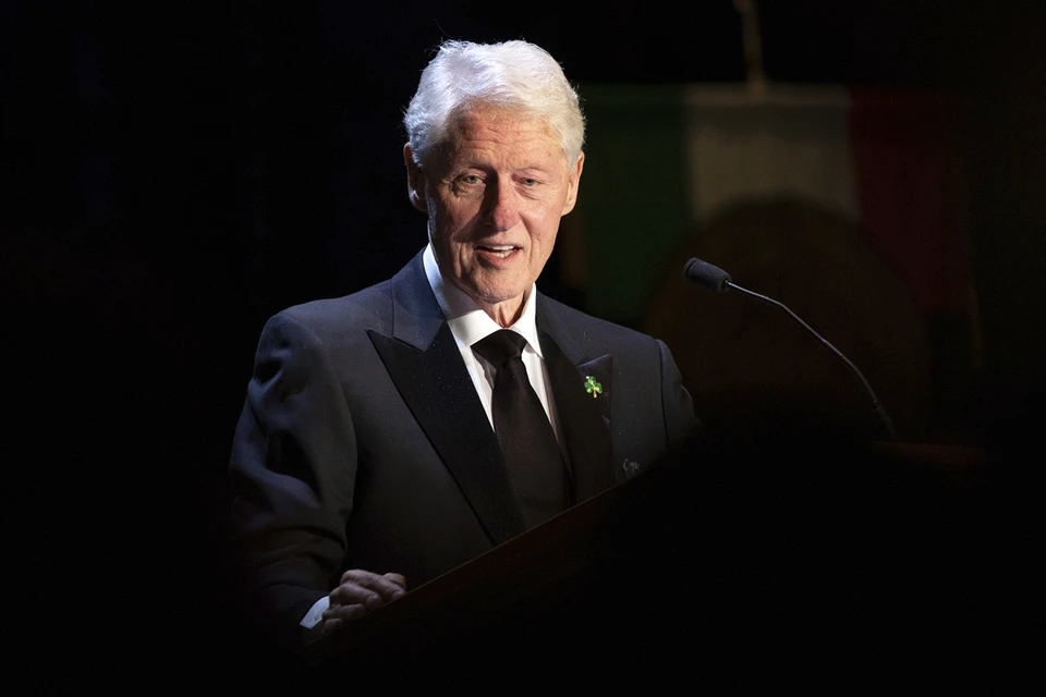 Билл Клинтон, будучи президентом США, в 1992 году заявил, что цель НАТО – ввести миротворческие контингенты в регионы этнических конфликтов и пограничных споров от Атлантического океана до Уральских гор