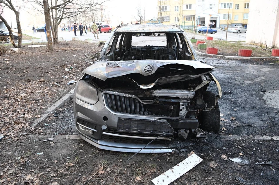 В результате взрыва дрона ВСУ машина полностью сгорела - молодая супружеская пара погибла.